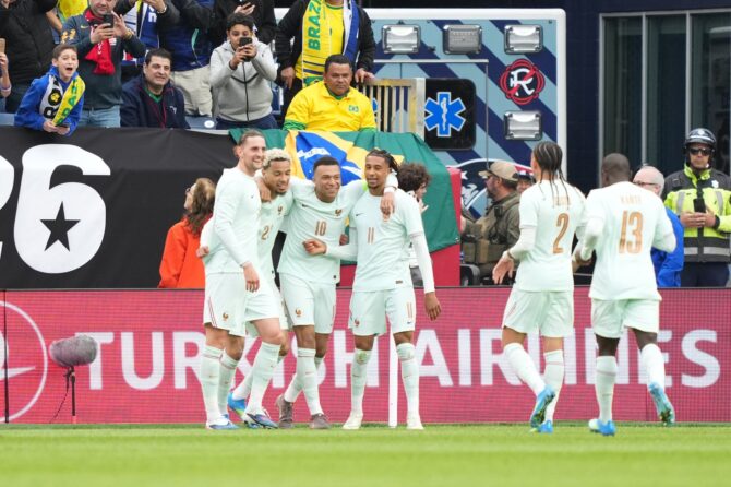 Hugo Ekitike bejubelt mit seinen Teamkollegen sein Tor zum 2:0 für Frankreich im Freundschaftsspiel gegen Brasilien im Gillette Stadium in Foxborough am 26. März 2026. Foto: Michael Owens / Getty Images