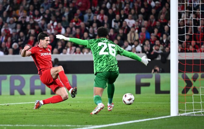 Igor Matanovic von SC Freiburg erzielt das 2:0 gegen KRC-Genk-Torwart Tobias Lawal im Rückspiel des Europa-League-Achtelfinals im Stadion am Wolfswinkel in Freiburg im Breisgau am 19. März 2026. Christian Kaspar-Bartke / Getty Images