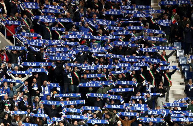 Italienische Fans recken ihre Italia-Schals in die Höhe vor dem WM-Qualifikations-Play-off gegen Nordirland im Stadio di Bergamo in Bergamo am 26. März 2026. Foto: Marco Luzzani / Getty Images