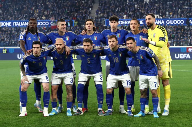 Das Teamfoto der italienischen Nationalmannschaft vor dem WM-Qualifikations-Play-off gegen Nordirland im Stadio di Bergamo in Bergamo am 26. März 2026. Foto: Marco Luzzani / Getty Images