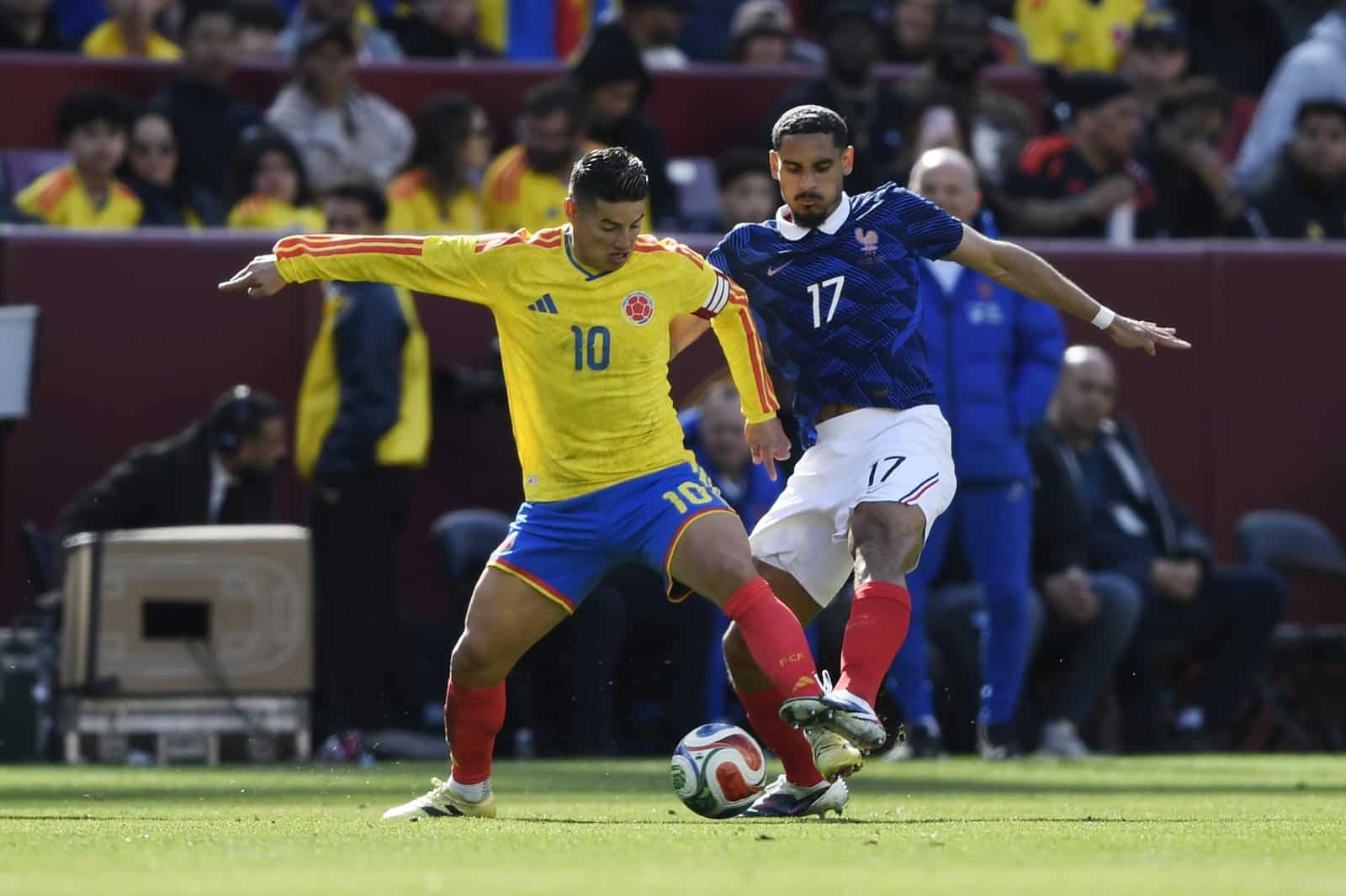 James Rodríguez (Kolumbien) im Zweikampf mit Maxence Lacroix (Frankreich) im Länderspiel im Northwest Stadium in Landover, Maryland am 29. März 2026. Hannah Foslien / Getty Images