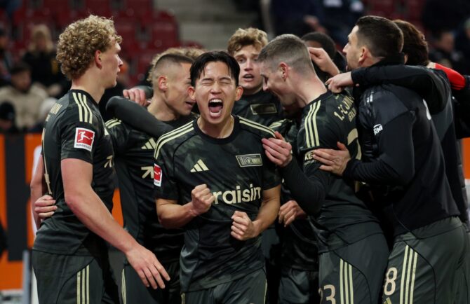 Jeong Woo-Yeong von 1. FC Union Berlin bejubelt den Treffer von Marin Ljubicic zum 1:0 im Bundesliga-Spiel gegen den FC Augsburg in der WWK-Arena am 15. Januar 2026. Adam Pretty / Getty Images