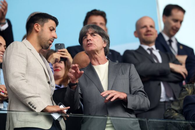 Joachim Löw, Cheftrainer der deutschen Fußballnationalmannschaft der Männer, verfolgt am 27. Juli 2025 das Finale der UEFA Women's EURO 2025 zwischen England und Spanien im St. Jakob-Park in Basel von der Tribüne aus. Foto: Alexander Hassenstein / Getty Images