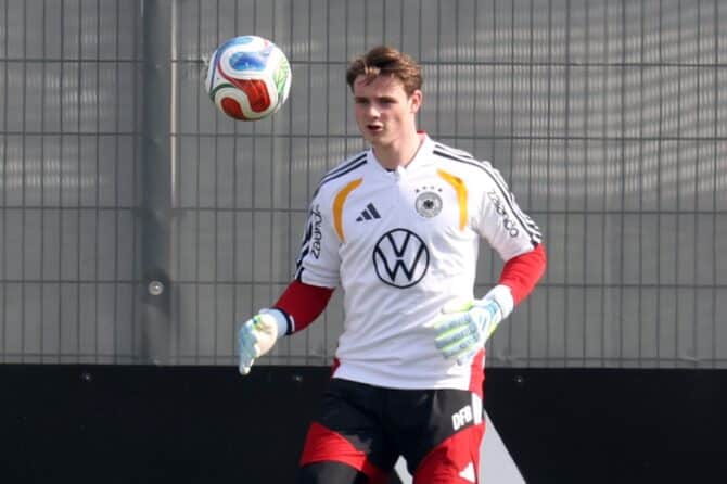 Torhüter Jonas Urbig spielt den Ball beim Training der deutschen Nationalmannschaft am 24. März 2026 auf dem adidas Homeground in Herzogenaurach. Alexander Hassenstein / Getty Images