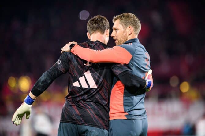 Jonas Urbig und Torwarttrainer Michael Rechner vom FC Bayern München, umarmen sich nach dem DFB-Pokal-Spiel zwischen dem 1. FC Köln und dem FC Bayern am 29. Oktober 2025 im Rhein-Energie-Stadion in Köln. (Copyright Depositphotos.com)