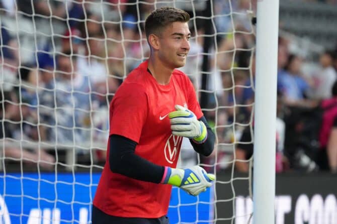 COLUMBUS, OHIO, 9. SEPTEMBER 2025: Jonathan Klinsmann, Torwart der US-amerikanischen Nationalmannschaft, lächelt gut gelaunt vor dem Tornetz beim Aufwärmen vor dem Freundschaftsspiel der USA gegen Japan im Lower.com Field. Der Sohn von Fußball-Legende Jürgen Klinsmann trägt das rote Torwarttrikot der USMNT und gelb-grüne Torwarthandschuhe. (Foto: Koji Watanabe / Getty Images via AFP)