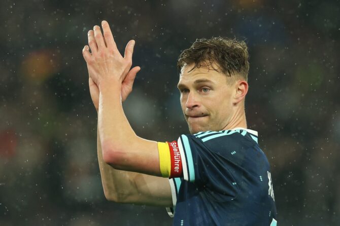 Joshua Kimmich (Deutschland) applaudiert den Fans nach dem Sieg gegen Ghana in der MHPArena in Stuttgart am 30. März 2026. Alexander Hassenstein / Getty Images