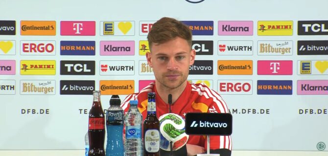 Joshua Kimmich bei der Pressekonferenz der deutschen Nationalmannschaft, aufgenommen vor der Sponsorenwand mit DFB-Namensschild bei einem Medientermin 2026.