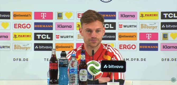 Joshua Kimmich bei der Pressekonferenz der deutschen Nationalmannschaft vor der DFB-Sponsorenwand, aufgenommen bei einem Medientermin 2026.