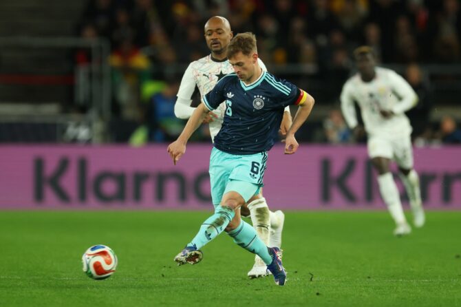 Joshua Kimmich (Deutschland) spielt den Ball unter Druck von Jordan Ayew (Ghana) beim Länderspiel in der MHPArena in Stuttgart am 30. März 2026. Alexander Hassenstein / Getty Images