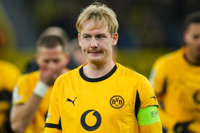 Julian Brandt von Borussia Dortmund wartet am 17. Februar 2026 im BVB Stadion Dortmund auf den Anpfiff des Champions-League-Playoff-Hinspiels zwischen Borussia Dortmund und Atalanta BC. Foto: Pau Barrena / Getty Images