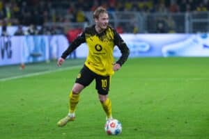 Julian Brandt läuft mit dem Ball beim Bundesligaspiel zwischen Borussia Dortmund und dem FC Bayern München am 28. Februar 2026 im Signal Iduna Park in Dortmund. Pau Barrena / Getty Images