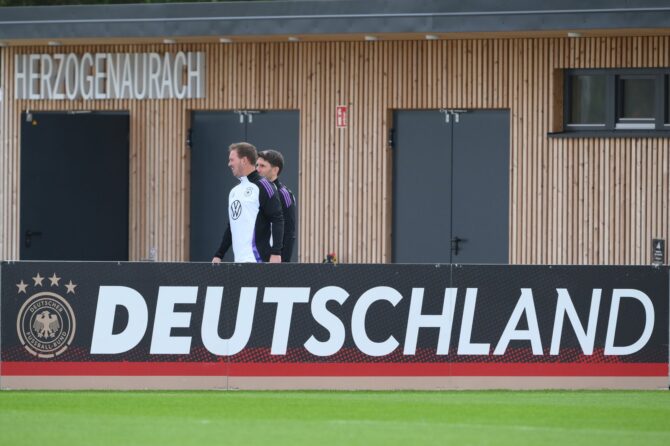 Bundestrainer Julian Nagelsmann trifft am 9. Oktober 2025 zur Trainingseinheit der deutschen Nationalmannschaft auf dem adidas Homeground in Herzogenaurach ein, die als Vorbereitung auf das WM-Qualifikationsspiel gegen Luxemburg dient. Foto: Sebastian Widmann / Getty Images Europe
