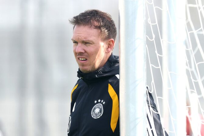 Bundestrainer Julian Nagelsmann verfolgt aufmerksam eine Trainingseinheit der deutschen Nationalmannschaft am adidas Homeground in Herzogenaurach am 24. März 2026. Foto: Alexander Hassenstein / Getty Images