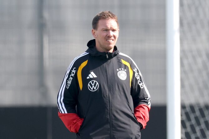 Bundestrainer Julian Nagelsmann beobachtet das Training der deutschen Nationalmannschaft am 24. März 2026 auf dem adidas Homeground in Herzogenaurach. Alexander Hassenstein / Getty Images
