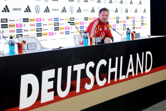 Bundestrainer Julian Nagelsmann lacht bei der DFB-Pressekonferenz in der MHPArena in Stuttgart am 29. März 2026. Alexander Hassenstein / Getty Images