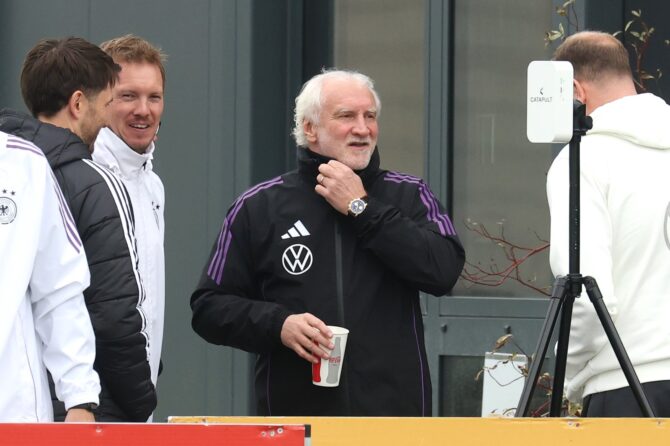 Bundestrainer Julian Nagelsmann spricht beim Training der deutschen Nationalmannschaft am 12. Oktober 2025 auf dem adidas Homeground in Herzogenaurach mit Sportdirektor Rudi Völler. Foto: Alexander Hassenstein / Getty Images Europe