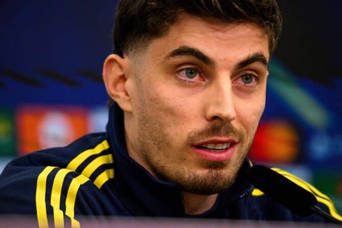 Kai Havertz, Mittelfeldspieler des FC Arsenal, bei der Pressekonferenz vor dem UEFA-Champions-League-Achtelfinale zwischen Bayer Leverkusen und Arsenal London am 10. März 2026 in der BayArena in Leverkusen. (Copyright Depositphotos.com)