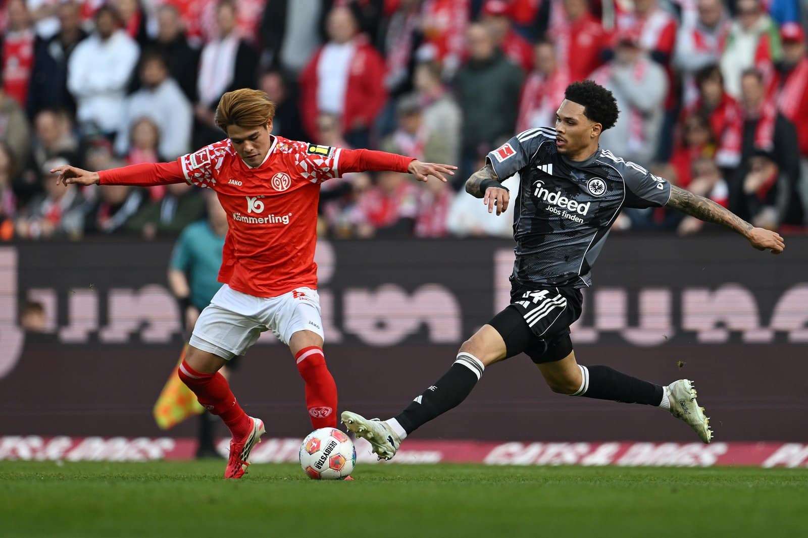 Kaishu Sano vom 1. FSV Mainz 05 wird von Nnamdi Collins von Eintracht Frankfurt im Zweikampf gestört. Die Szene ereignete sich beim Bundesliga-Spiel zwischen 1. FSV Mainz 05 und Eintracht Frankfurt in der MEWA Arena in Mainz am 22. März 2026. Christian Kaspar-Bartke / Getty Images Europe via Getty Images