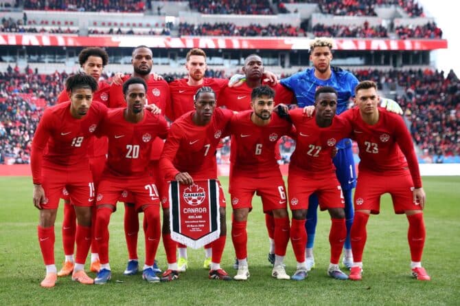 Die kanadische Nationalmannschaft posiert für das Teamfoto vor dem Länderspiel gegen Island am 28. März 2026 im BMO Field in Toronto, Kanada. Foto: Vaughn Ridley / Getty Images