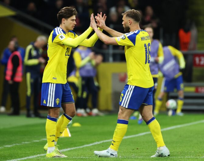 Jesper Karlström wird beim WM-Qualifikations-Play-off gegen Polen am 31. März 2026 in der Strawberry Arena in Solna durch Teamkollege Besfort Zeneli ausgewechselt. Michael Campanella / Getty Images