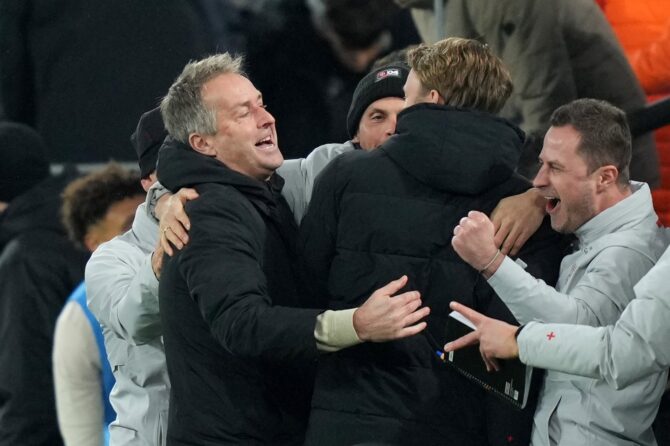 Kasper Hjulmand, Cheftrainer von Bayer 04 Leverkusen, jubelt gemeinsam mit Sportdirektor Simon Rolfes nach dem Weiterkommen im DFB-Pokal-Achtelfinale gegen Borussia Dortmund am 2. Dezember 2025 im Signal Iduna Park in Dortmund. Foto: Pau Barrena / Getty Images Europe via Getty Images