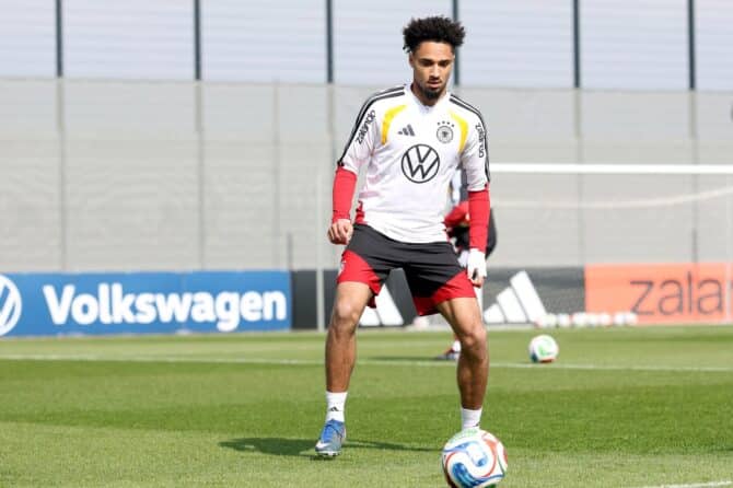 Kevin Schade läuft beim Training der deutschen Nationalmannschaft am 24. März 2026 auf dem adidas Homeground in Herzogenaurach mit dem Ball. Alexander Hassenstein / Getty Images