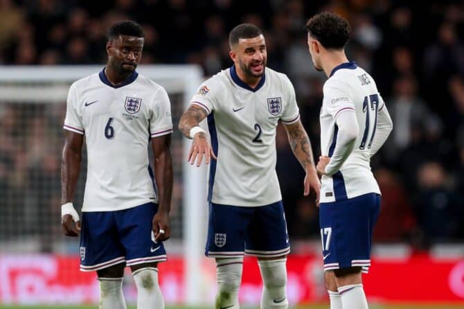 England - Kyle Walker spricht mit Curtis Jones bei der UEFA EM 2024 (Photo by Gareth Evans/News Images)