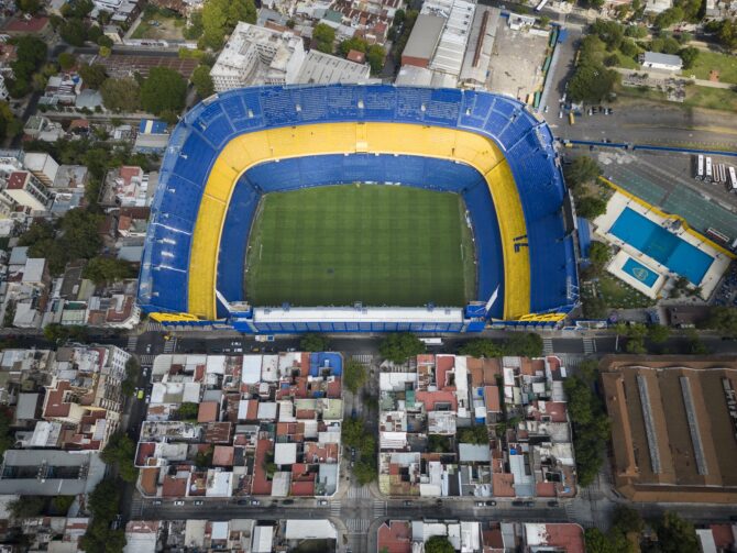 Luftaufnahme des ikonischen Estadio Alberto J. Armando, besser bekannt als La Bombonera, im Stadtviertel La Boca in Buenos Aires, Argentinien. Das in den Vereinsfarben Blau und Gelb gehaltene Heimstadion von Boca Juniors gilt als eines der stimmungsvollsten und bekanntesten Fußballstadien der Welt. (Copyright Depositphotos.com)