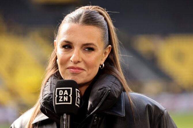 Laura Wontorra, Sportreporterin bei DAZN, vor dem Bundesligaspiel zwischen Borussia Dortmund und Bayer 04 Leverkusen am 21. April 2024 im Signal Iduna Park in Dortmund. Christof Koepsel / Getty Images