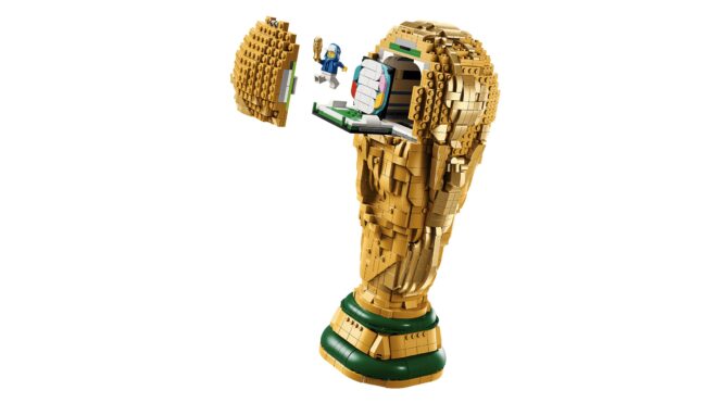 2842 Legoteile! Lego baut den FIFA WM-Pokal nach