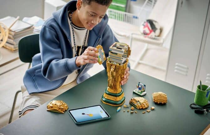 2842 Legoteile! Lego baut den FIFA WM-Pokal nach