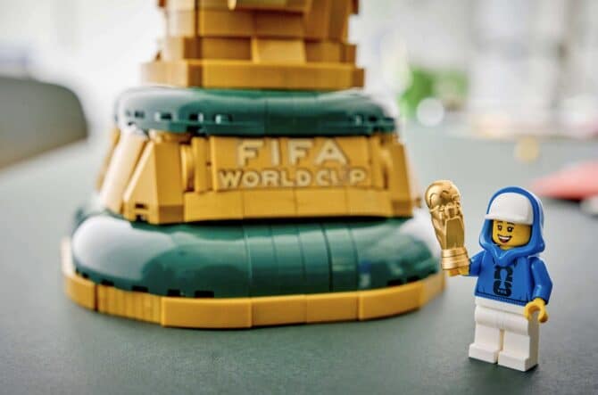 2842 Legoteile! Lego baut den FIFA WM-Pokal nach