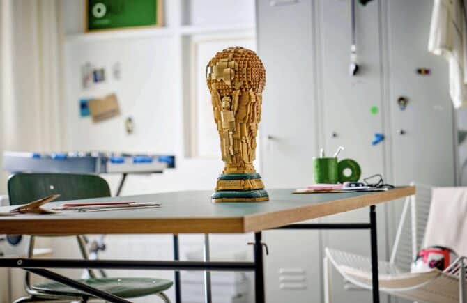 2842 Legoteile! Lego baut den FIFA WM-Pokal nach