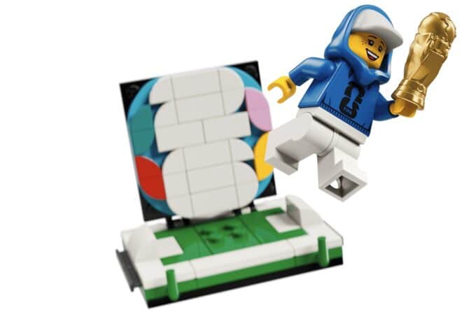2842 Legoteile! Lego baut den FIFA WM-Pokal nach