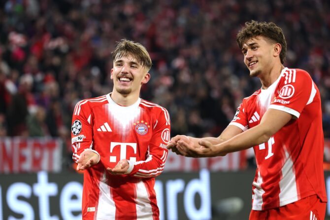 Lennart Karl vom FC Bayern München bejubelt sein Tor zum 3:0 gemeinsam mit Teamkollege Tom Bischof im Champions-League-Achtelfinal-Rückspiel gegen Atalanta BC in der Football Arena München am 18. März 2026. Alexander Hassenstein / Getty Images