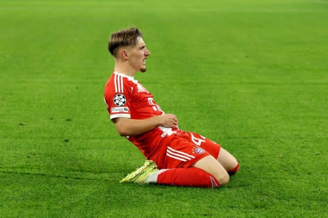 Lennart Karl vom FC Bayern München jubelt nach seinem Treffer zum 1:0 im UEFA Champions League-Gruppenspiel gegen den FC Brügge in der Football Arena München am 22. Oktober 2025. Foto: Alexander Hassenstein / Getty Images