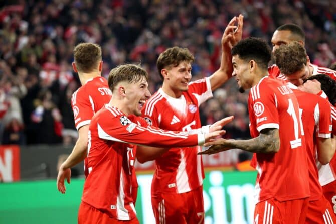 Lennart Karl vom FC Bayern München jubelt mit Teamkollege Luis Diaz nach seinem Treffer zum 3:0 im UEFA Champions League-Achtelfinale (Rückspiel) gegen Atalanta BC in der Football Arena München am 18. März 2026. Foto: Alexander Hassenstein / Getty Images
