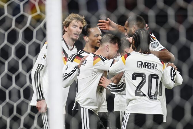 Leroy Sané bejubelt seinen Treffer zum 3:0 gemeinsam mit Aleksandar Pavlovic im WM-Qualifikationsspiel gegen die Slowakei in der Red Bull Arena in Leipzig am 17. November 2025. Maja Hitij / Getty Images