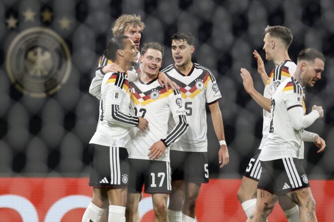 Leroy Sané bejubelt seinen Treffer zum 4:0 gemeinsam mit Aleksandar Pavlovic im WM-Qualifikationsspiel gegen die Slowakei in der Red Bull Arena in Leipzig am 17. November 2025. Maja Hitij / Getty Images