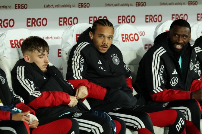 Leroy Sané (Deutschland) verfolgt das Geschehen von der Ersatzbank vor dem Länderspiel gegen Ghana in der MHPArena in Stuttgart am 30. März 2026. Alexander Hassenstein / Getty Images