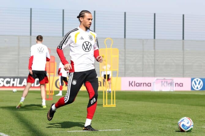 Leroy Sané läuft beim Training der deutschen Nationalmannschaft am 24. März 2026 auf dem adidas Homeground in Herzogenaurach mit dem Ball. Alexander Hassenstein / Getty Images