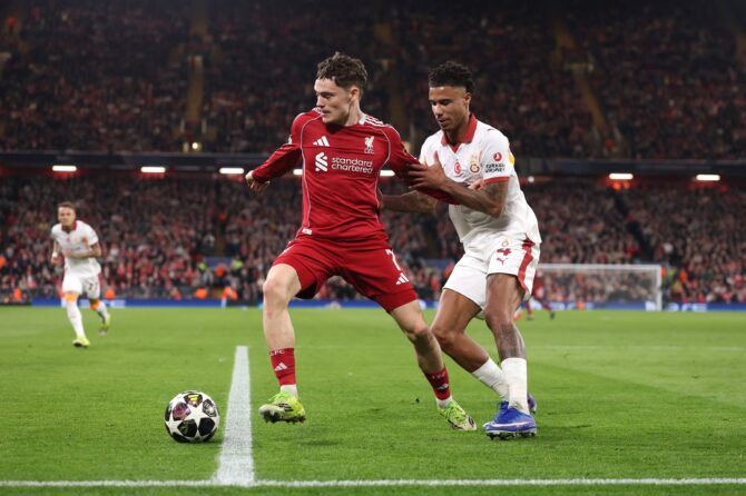 Florian Wirtz vom FC Liverpool behauptet den Ball gegen Ismail Jakobs von Galatasaray SK im Achtelfinale-Rückspiel der UEFA Champions League 2025/26 in Anfield am 18. März 2026 in Liverpool. Michael Regan / Getty Images