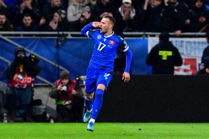 Lukáš Haraslín bejubelt sein Tor zum 2:0 für die Slowakei im WM-Qualifikations-Play-off gegen den Kosovo im Národný futbalový štadión in Bratislava am 26. März 2026. Foto: Christian Bruna / Getty Images