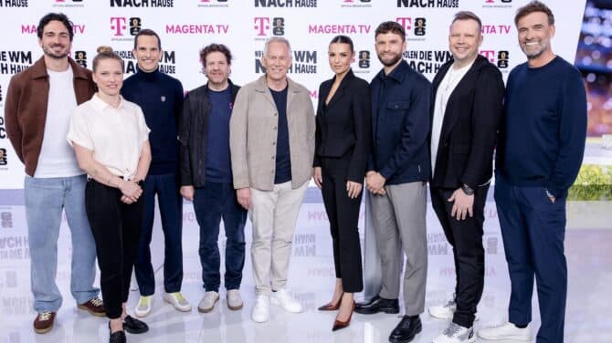 Telekom läutet mit MagentaTV heiße Phase der FIFA WM 2026 ein | Deutsche Telekom: Das WM-Team der Telekom (v.l.n.r.): Mats Hummels, Magenta-TV Experte, Tabea Kemme, MagentaTV Expertin, Rodrigo Diehl, Deutschland Chef Telekom, Armin Butzen, TV-Chef Telekom, Johannes B. Kerner, MagentaTV Moderator, Laura Wontorra, MagentaTV Moderatorin, Thomas Müller, MagentaTV-Experte, Wolff Fuss, MagentaTV Kommentator, Jürgen Klopp, MagentaTV-Experte. © Deutsche Telekom