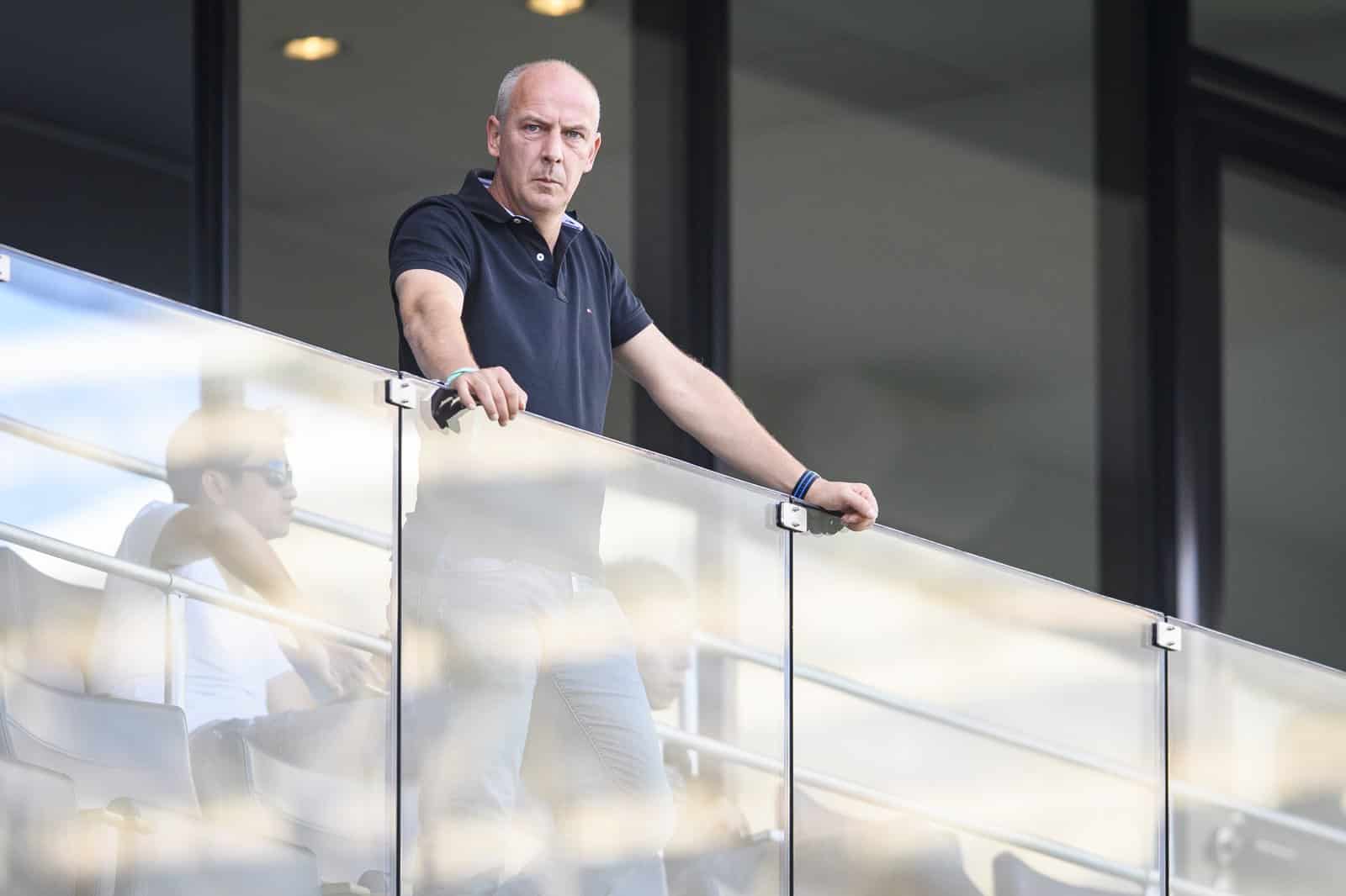 Mario Basler wird am 25. September 2016 vor dem Bundesliga-Spiel zwischen der TSG 1899 Hoffenheim und dem FC Schalke 04 in der Wirsol Rhein-Neckar-Arena in Sinsheim gesehen. Foto: Alexander Scheuber / Bongarts via Getty Images