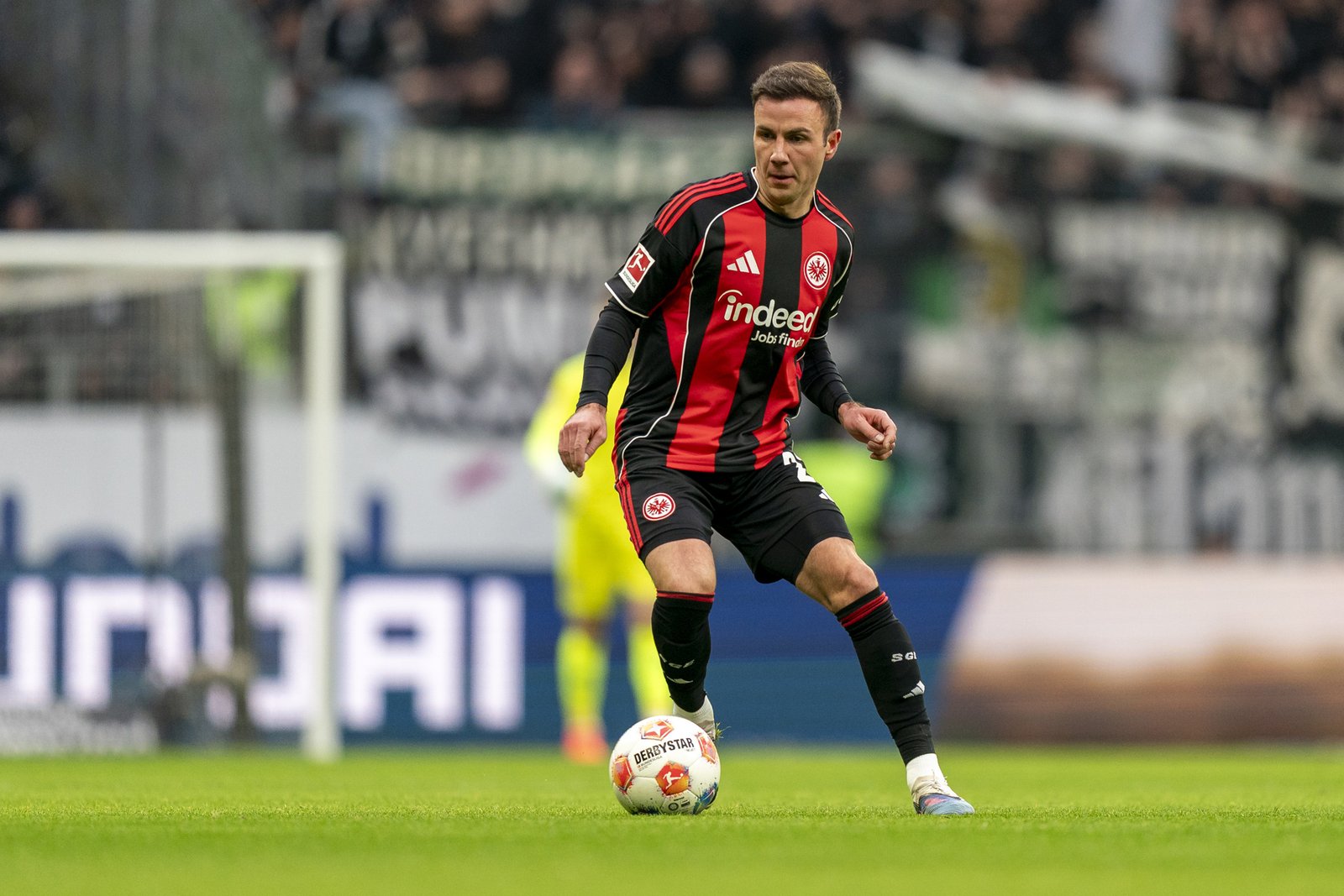 Mario Götze von Eintracht Frankfurt ist am 14. Februar 2026 beim Bundesliga-Spiel zwischen Eintracht Frankfurt und Borussia Mönchengladbach im Deutsche Bank Park in Frankfurt am Main im Einsatz. Foto: Fabio Deinert / Getty Images
