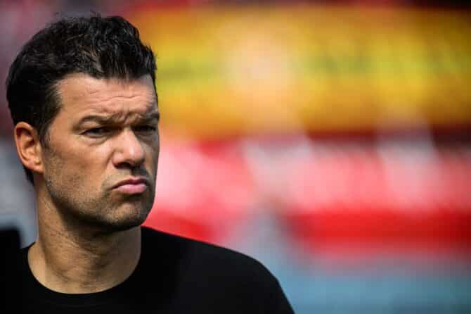 Michael Ballack, ehemaliger Kapitän der deutschen Nationalmannschaft, war am 11. Mai 2025 zu Gast beim Bundesliga-Spiel zwischen Bayer 04 Leverkusen und Borussia Dortmund in der BayArena in Leverkusen. (Copyright Depositphotos.com)