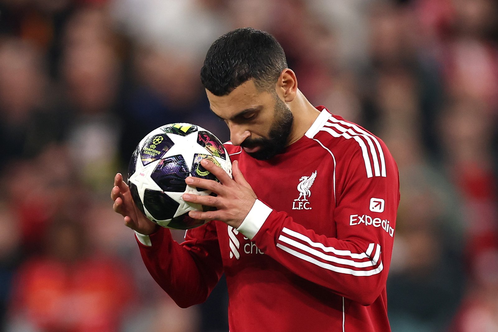 Mohamed Salah vom FC Liverpool reagiert vor seinem Elfmeterschuss, der von Galatasarays Torwart Ugurcan Cakir gehalten wird, im UEFA Champions League-Achtelfinale (Rückspiel) zwischen dem FC Liverpool und Galatasaray SK in Anfield am 18. März 2026. Foto: Carl Recine / Getty Images