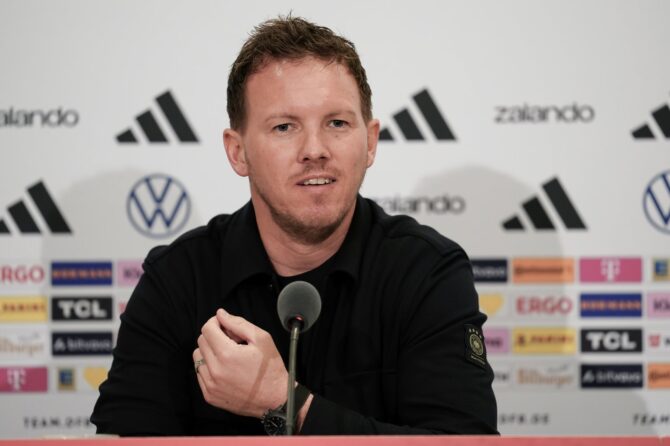 Bundestrainer Julian Nagelsmann spricht bei der Pressekonferenz der deutschen Nationalmannschaft im St. Jakob-Park in Basel am 26. März 2026. Foto: Daniela Porcelli / Getty Images